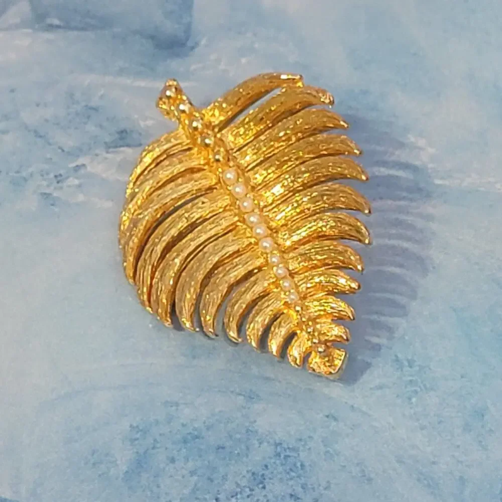 Vintage Large Faux Pearl & Gold-tone Leaf Brooch Pin- Figural 2